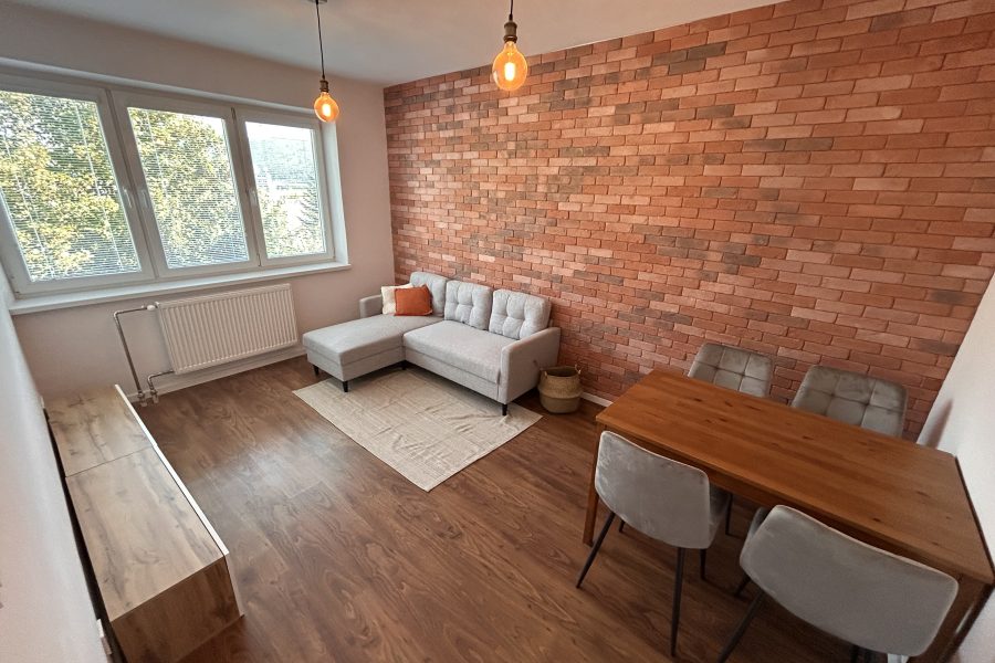 Lokalita: širšie centrum mesta BB – Prenájom 2 izb. bytu (58 m2) s parkovaním po kompletnej rekonštruk. v rodinnom dome