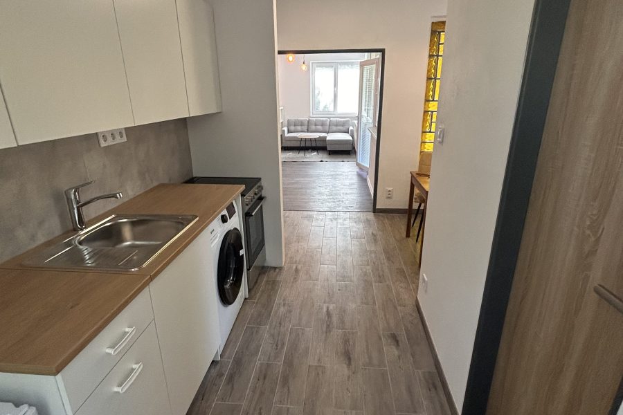 Lokalita: širšie centrum mesta BB – Prenájom 1 izb. bytu (44 m2) s balkónom a parkovaním po kompletnej rekonštruk. v rodinnom dome