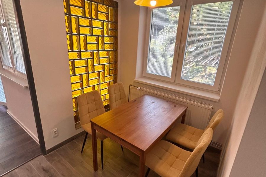 Lokalita: širšie centrum mesta BB – Prenájom 1 izb. bytu (44 m2) s balkónom a parkovaním po kompletnej rekonštruk. v rodinnom dome
