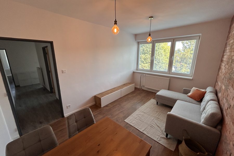 Lokalita: širšie centrum mesta BB – Prenájom 2 izb. bytu (58 m2) s parkovaním po kompletnej rekonštruk. v rodinnom dome