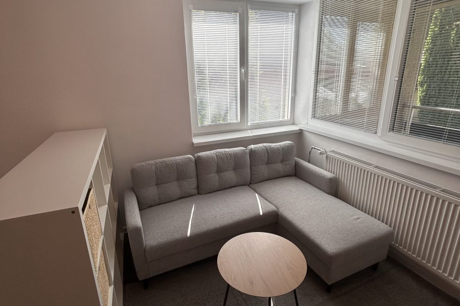 Lokalita: širšie centrum mesta BB – Prenájom 1 izb. bytu (44 m2) s balkónom a parkovaním po kompletnej rekonštruk. v rodinnom dome