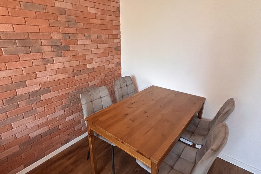 Lokalita: širšie centrum mesta BB – Prenájom 2 izb. bytu (58 m2) s parkovaním po kompletnej rekonštruk. v rodinnom dome