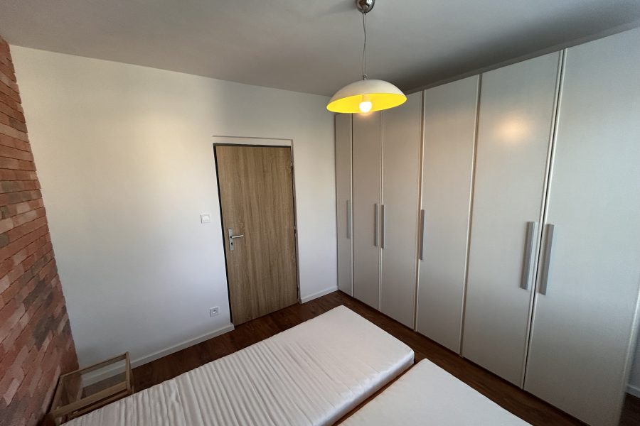 Lokalita: širšie centrum mesta BB – Prenájom 2 izb. bytu (58 m2) s parkovaním po kompletnej rekonštruk. v rodinnom dome