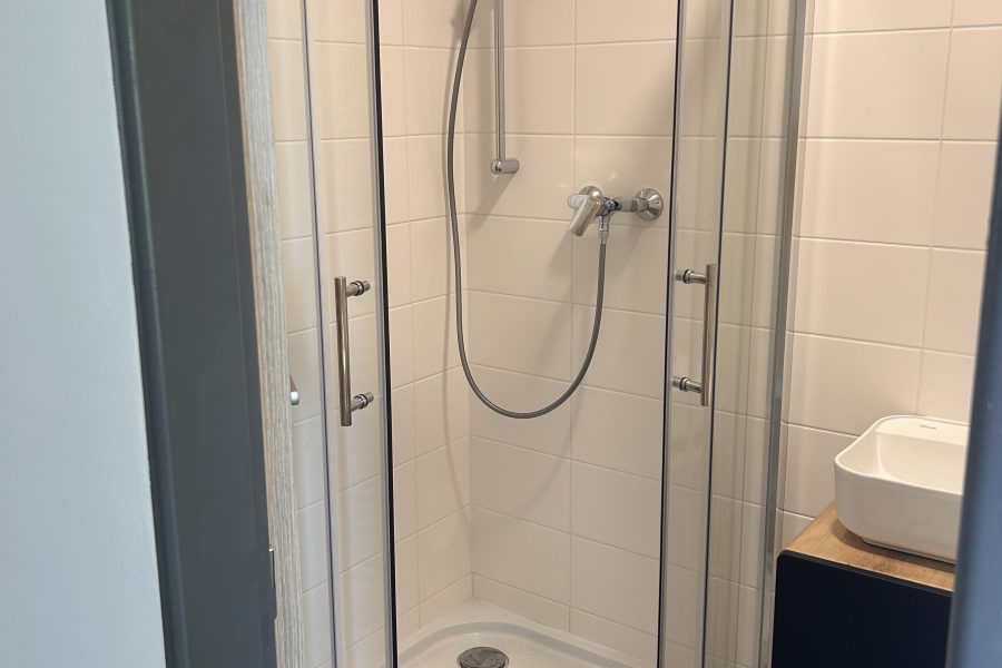 Lokalita: širšie centrum mesta BB – Prenájom 1 izb. bytu (44 m2) s balkónom a parkovaním po kompletnej rekonštruk. v rodinnom dome