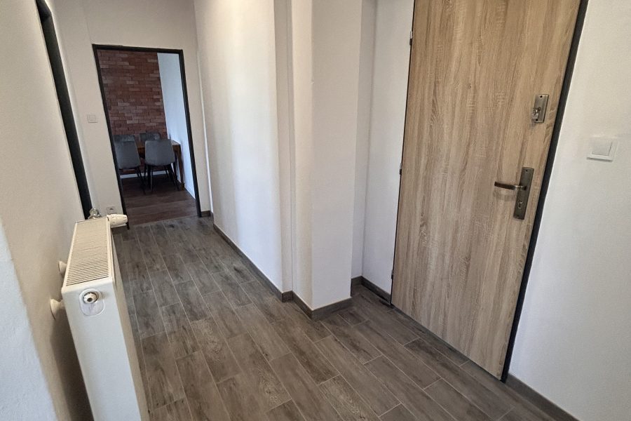 Lokalita: širšie centrum mesta BB – Prenájom 2 izb. bytu (58 m2) s parkovaním po kompletnej rekonštruk. v rodinnom dome