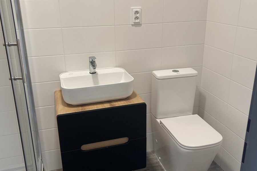 Lokalita: širšie centrum mesta BB – Prenájom 1 izb. bytu (44 m2) s balkónom a parkovaním po kompletnej rekonštruk. v rodinnom dome