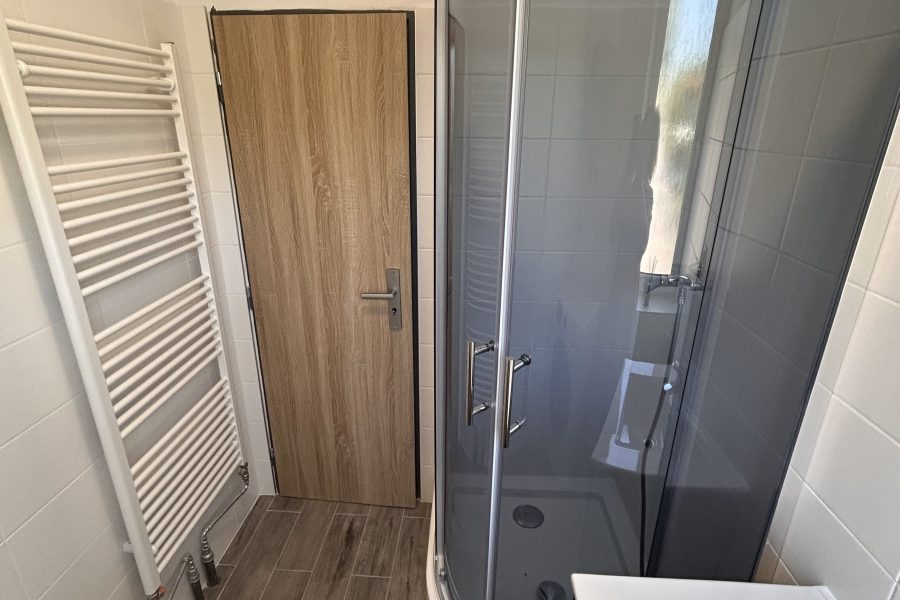 Lokalita: širšie centrum mesta BB – Prenájom 2 izb. bytu (58 m2) s parkovaním po kompletnej rekonštruk. v rodinnom dome
