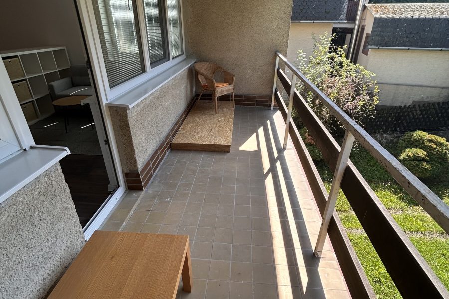 Lokalita: širšie centrum mesta BB – Prenájom 1 izb. bytu (44 m2) s balkónom a parkovaním po kompletnej rekonštruk. v rodinnom dome