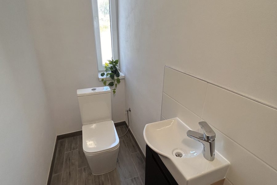 Lokalita: širšie centrum mesta BB – Prenájom 2 izb. bytu (58 m2) s parkovaním po kompletnej rekonštruk. v rodinnom dome