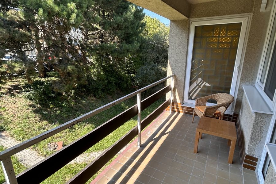 Lokalita: širšie centrum mesta BB – Prenájom 1 izb. bytu (44 m2) s balkónom a parkovaním po kompletnej rekonštruk. v rodinnom dome