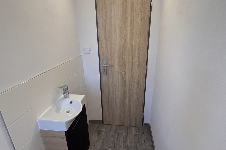 Lokalita: širšie centrum mesta BB – Prenájom 2 izb. bytu (58 m2) s parkovaním po kompletnej rekonštruk. v rodinnom dome