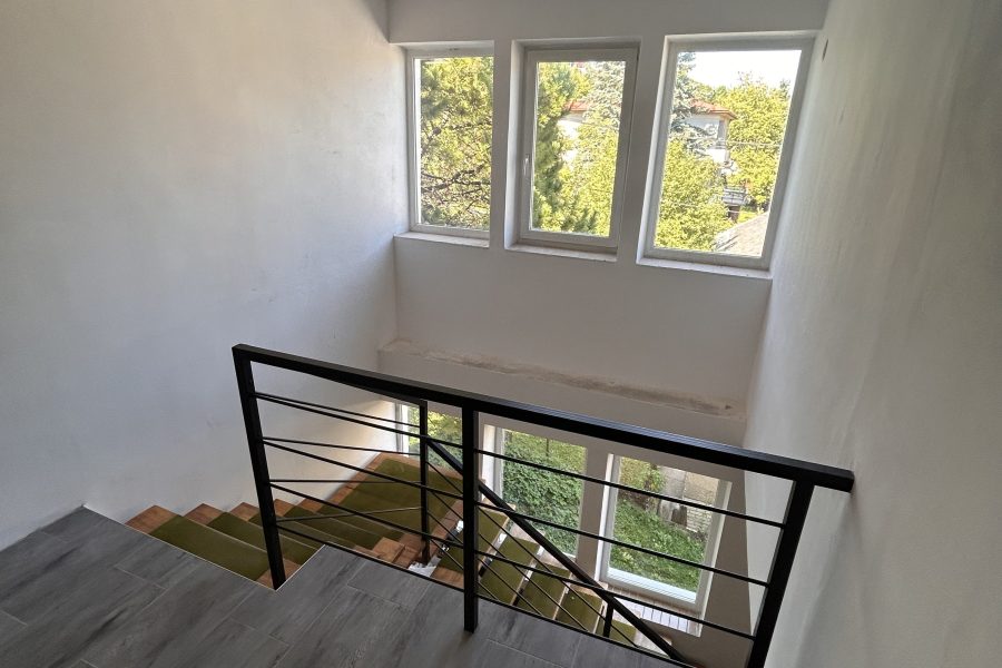 Lokalita: širšie centrum mesta BB – Prenájom 1 izb. bytu (44 m2) s balkónom a parkovaním po kompletnej rekonštruk. v rodinnom dome