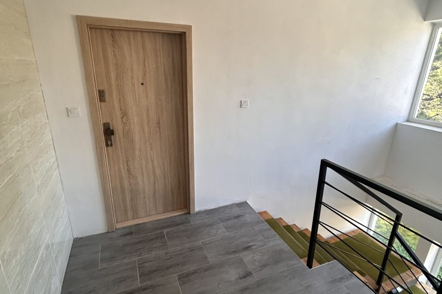 Lokalita: širšie centrum mesta BB – Prenájom 1 izb. bytu (44 m2) s balkónom a parkovaním po kompletnej rekonštruk. v rodinnom dome