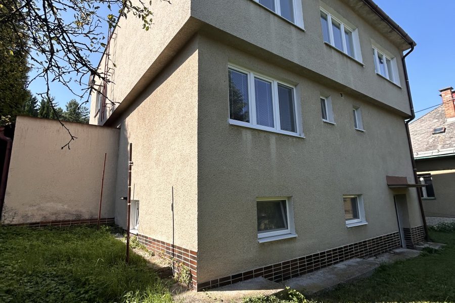 Lokalita: širšie centrum mesta BB – Prenájom 2 izb. bytu (58 m2) s parkovaním po kompletnej rekonštruk. v rodinnom dome