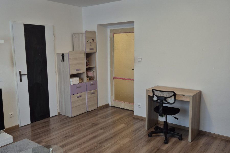 Lokalita – širšie centrum mesta BB = Prenájom 2 ib (60 m2) po čiastočnej rekonštrukcii (2 pivnice)