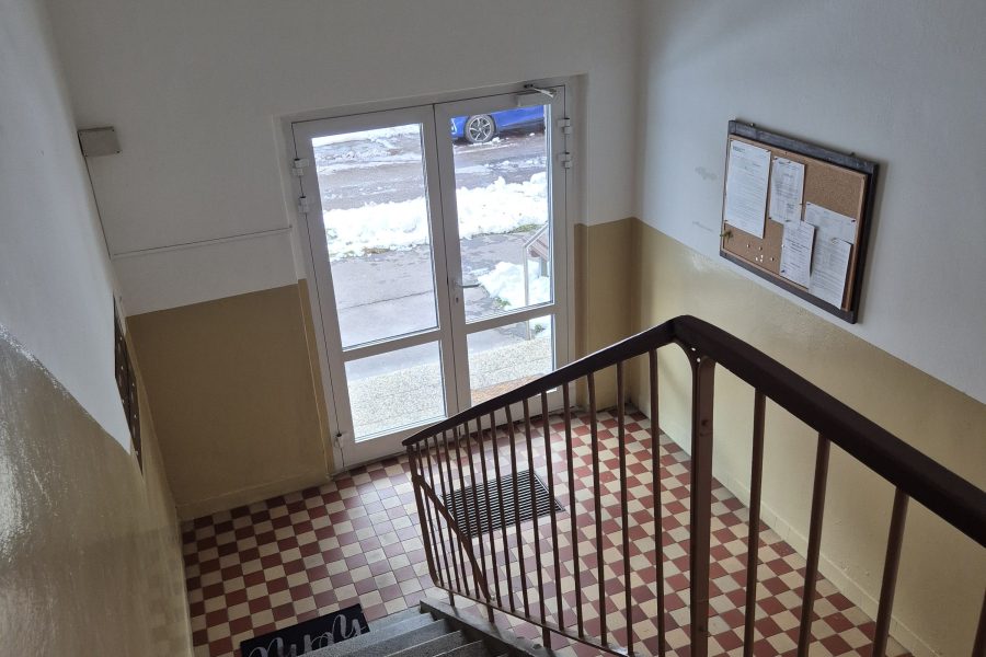 Lokalita – širšie centrum mesta BB = Prenájom 2 ib (60 m2) po čiastočnej rekonštrukcii (2 pivnice)