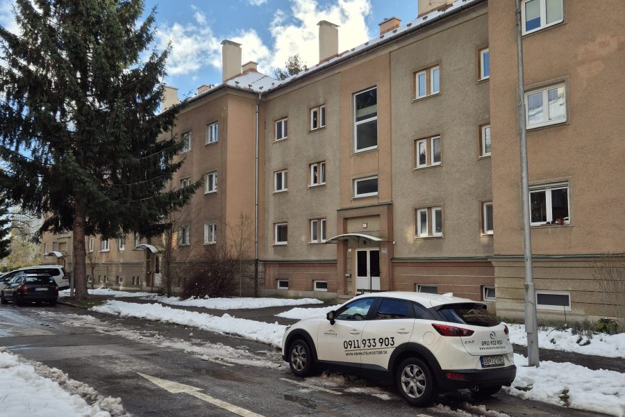 Lokalita – širšie centrum mesta BB = Prenájom 2 ib (60 m2) po čiastočnej rekonštrukcii (2 pivnice)