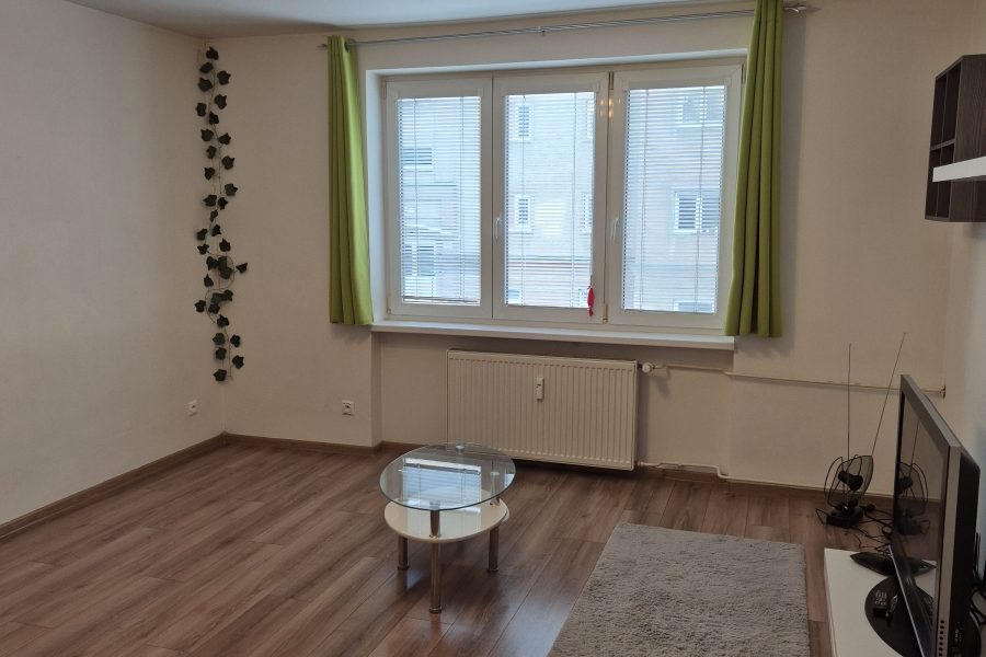 Lokalita – širšie centrum mesta BB = Prenájom 2 ib (60 m2) po čiastočnej rekonštrukcii (2 pivnice)