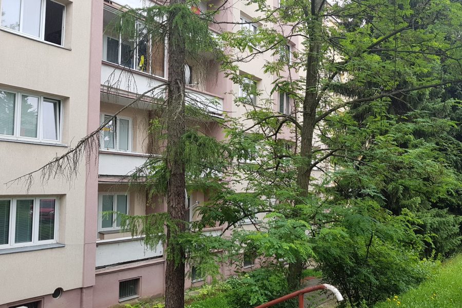 Sídlisko Fončorda, ulica Švermova = Predaj 3 izb. bytu (71 m2) s balkónom po čiastočnej rekonštrukcii s nájomcami (investičná príležitosť)