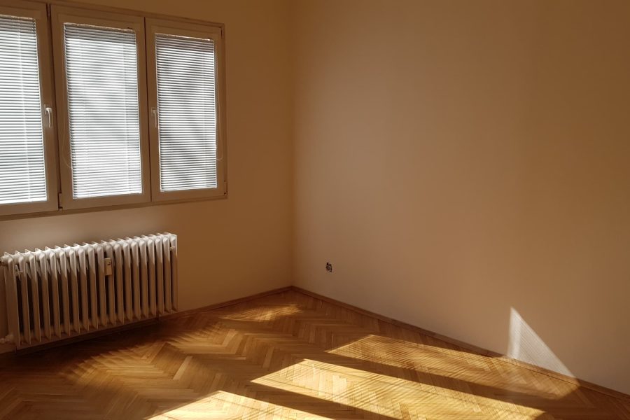 Sídlisko Fončorda, ulica Švermova = Predaj 3 izb. bytu (71 m2) s balkónom po čiastočnej rekonštrukcii s nájomcami (investičná príležitosť)