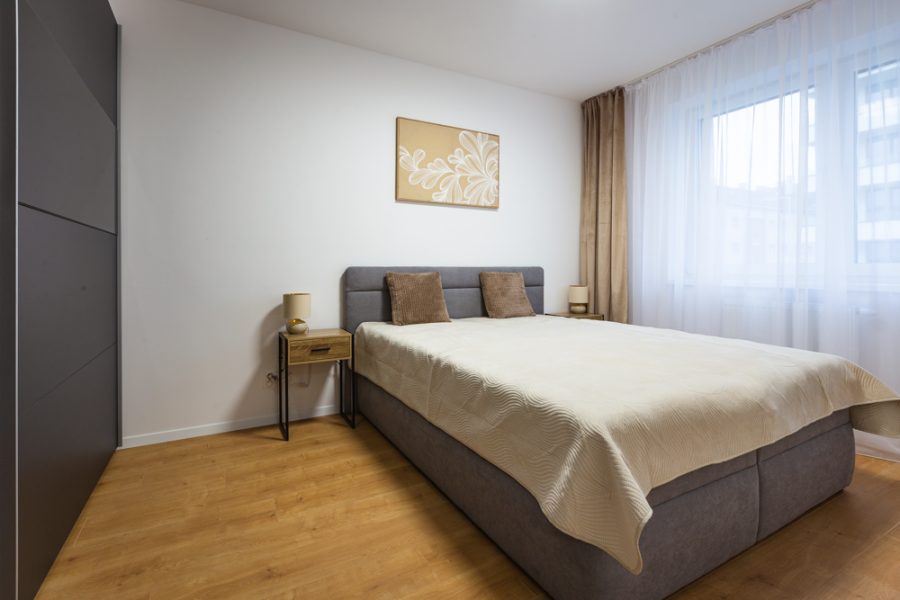 Lokalita Centrum – Prenájom 2 izb. bytu (55 m2) v novostavbe na ul. Námestie SNP s balkónom, pivnicou a garážovým parkovaním, Zvolen