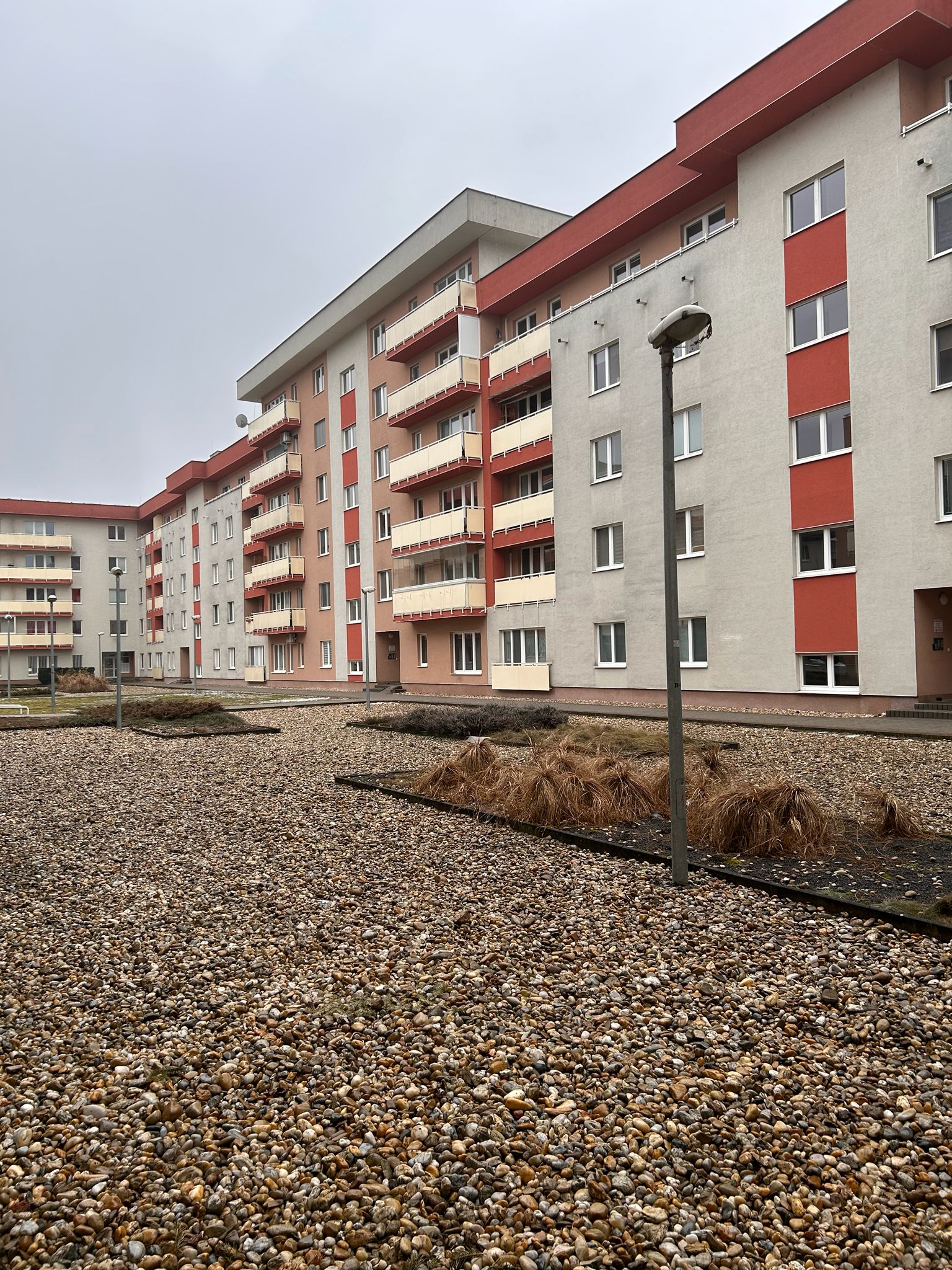 Centrum BB, ulica Bakossova = Predaj 1 ib (43 m2) v novostavbe s kotolňou a murovanou pivnicou (bez parkovacieho miesta)