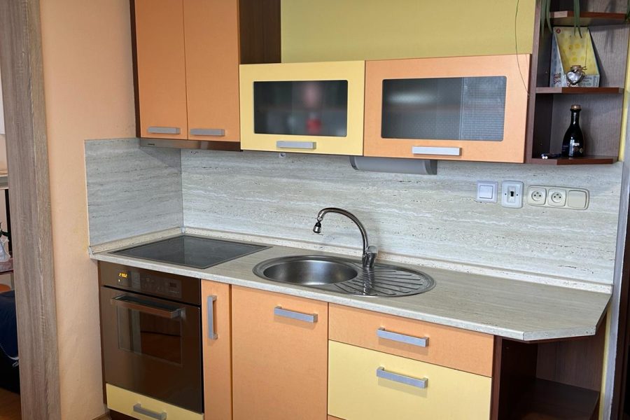 Banská Bystrica, časť Príboj = Prenájom útulného 2 ib (48 m2) s 2 balkónmi a vonkajším parkovaním (voľný od 3/2026)