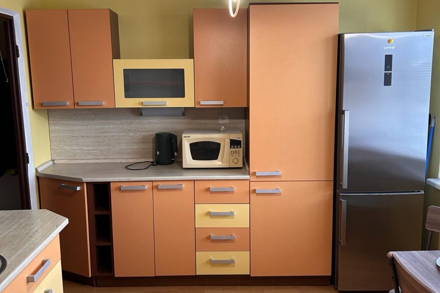 Banská Bystrica, časť Príboj = Prenájom útulného 2 ib (48 m2) s 2 balkónmi a vonkajším parkovaním (voľný od 3/2026)