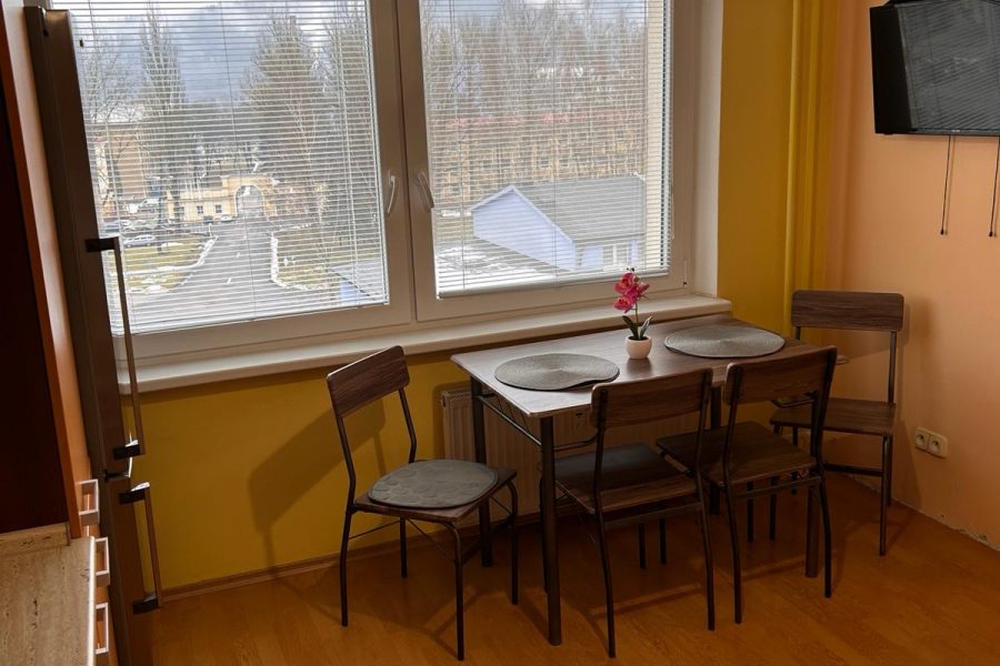 Banská Bystrica, časť Príboj = Prenájom útulného 2 ib (48 m2) s 2 balkónmi a vonkajším parkovaním (voľný od 3/2026)