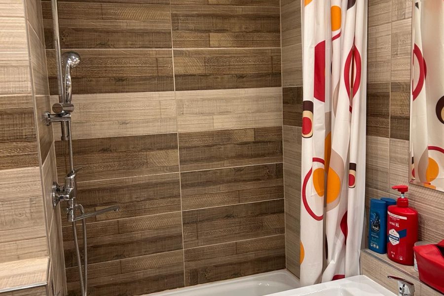 Banská Bystrica, časť Príboj = Prenájom útulného 2 ib (48 m2) s 2 balkónmi a vonkajším parkovaním (voľný od 3/2026)