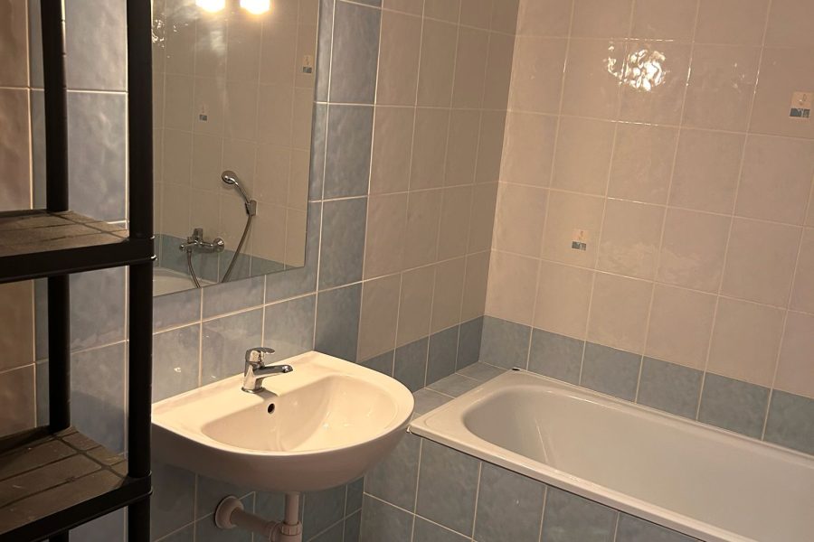 Centrum BB, ulica Bakossova = Predaj 1 ib (43 m2) v novostavbe s kotolňou a murovanou pivnicou (bez parkovacieho miesta)