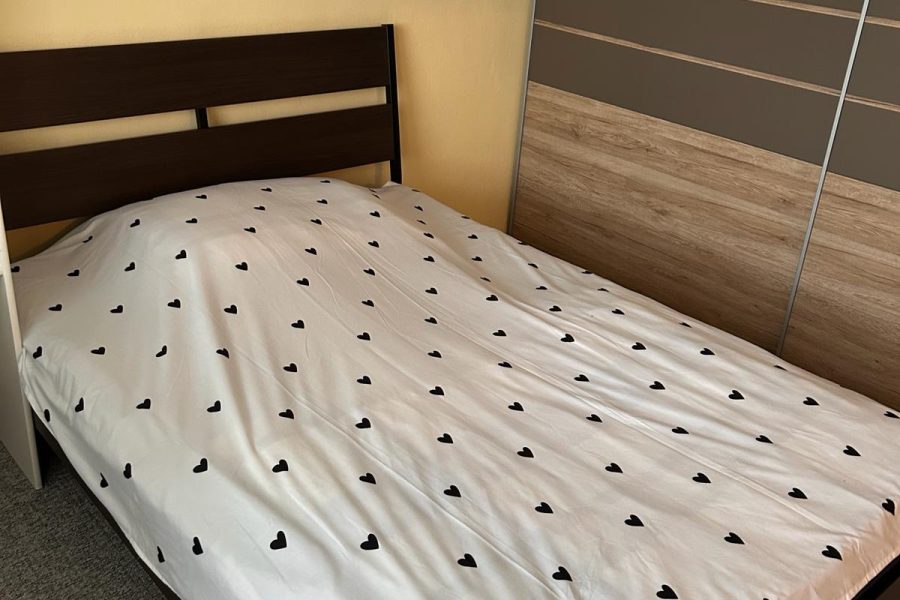 Banská Bystrica, časť Príboj = Prenájom útulného 2 ib (48 m2) s 2 balkónmi a vonkajším parkovaním (voľný od 3/2026)