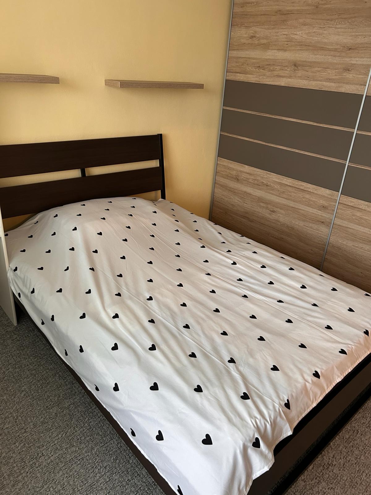 Banská Bystrica, časť Príboj = Prenájom útulného 2 ib (48 m2) s 2 balkónmi a vonkajším parkovaním (voľný od 3/2026)