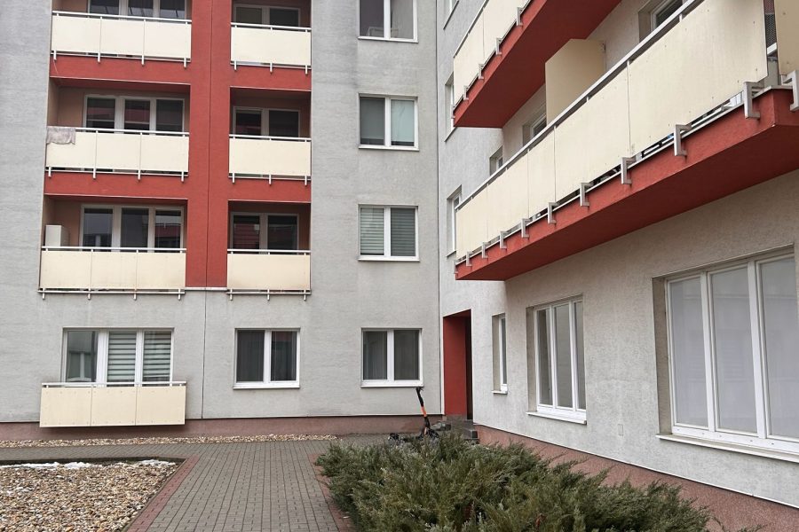 Centrum BB, ulica Bakossova = Predaj 1 ib (43 m2) v novostavbe s kotolňou a murovanou pivnicou (bez parkovacieho miesta)