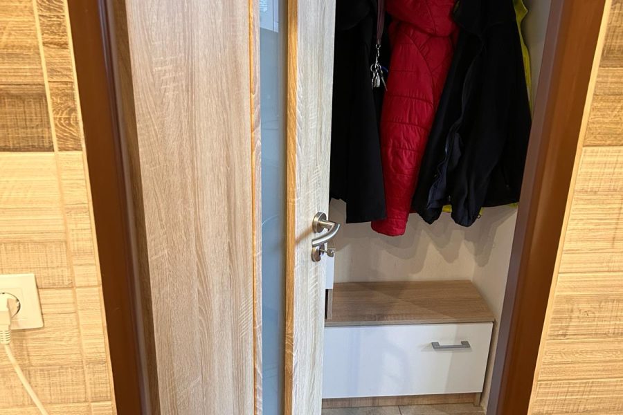 Banská Bystrica, časť Príboj = Prenájom útulného 2 ib (48 m2) s 2 balkónmi a vonkajším parkovaním (voľný od 3/2026)