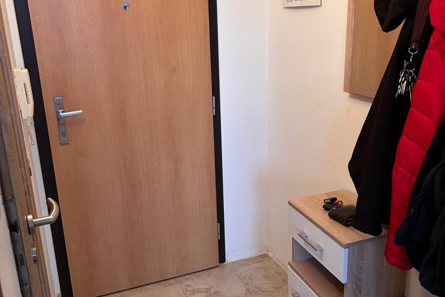 Banská Bystrica, časť Príboj = Prenájom útulného 2 ib (48 m2) s 2 balkónmi a vonkajším parkovaním (voľný od 3/2026)