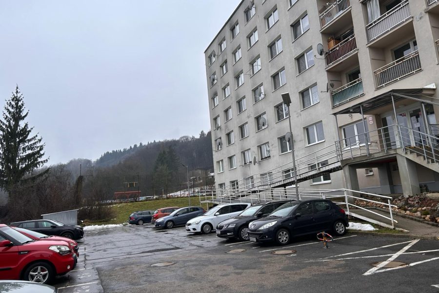 Banská Bystrica, časť Príboj = Prenájom útulného 2 ib (48 m2) s 2 balkónmi a vonkajším parkovaním (voľný od 3/2026)