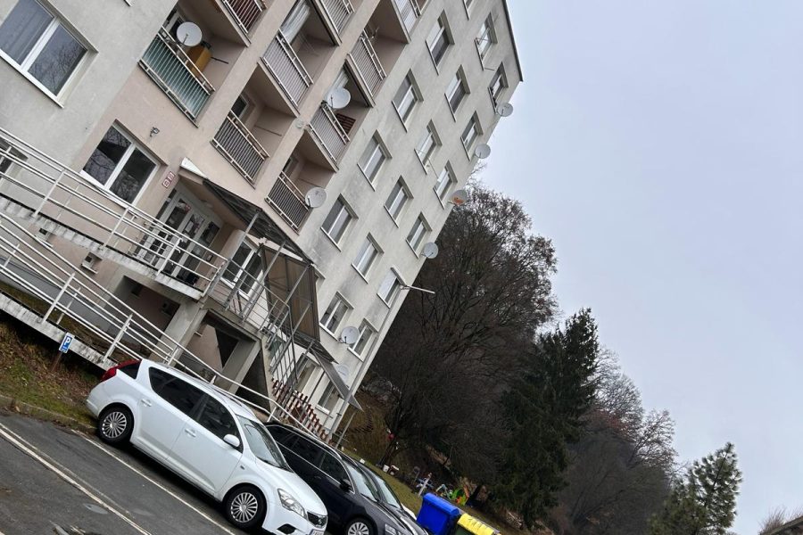 Banská Bystrica, časť Príboj = Prenájom útulného 2 ib (48 m2) s 2 balkónmi a vonkajším parkovaním (voľný od 3/2026)