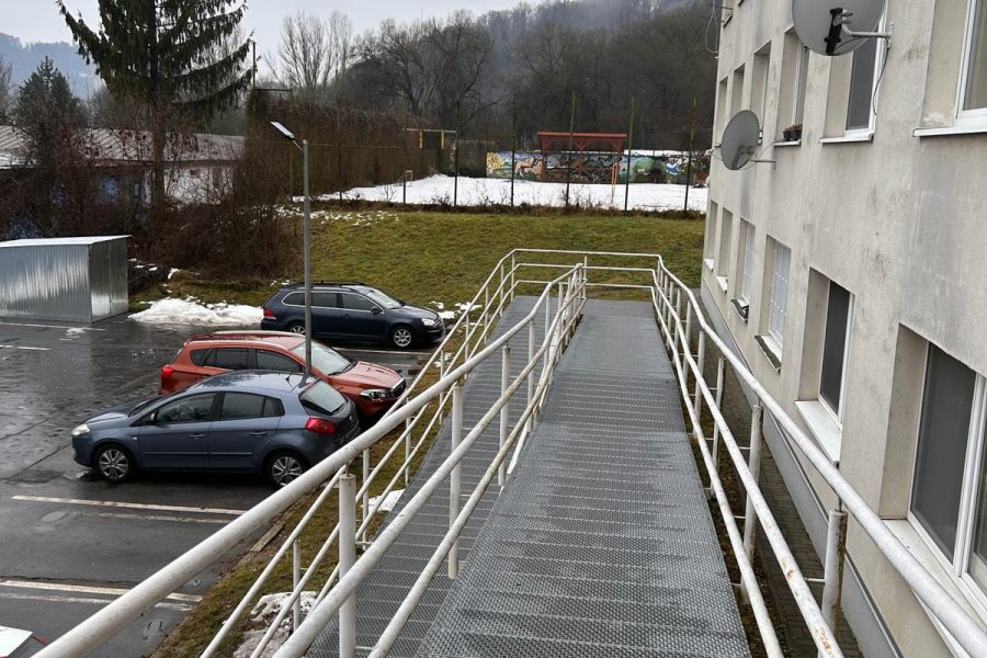 Banská Bystrica, časť Príboj = Prenájom útulného 2 ib (48 m2) s 2 balkónmi a vonkajším parkovaním (voľný od 3/2026)