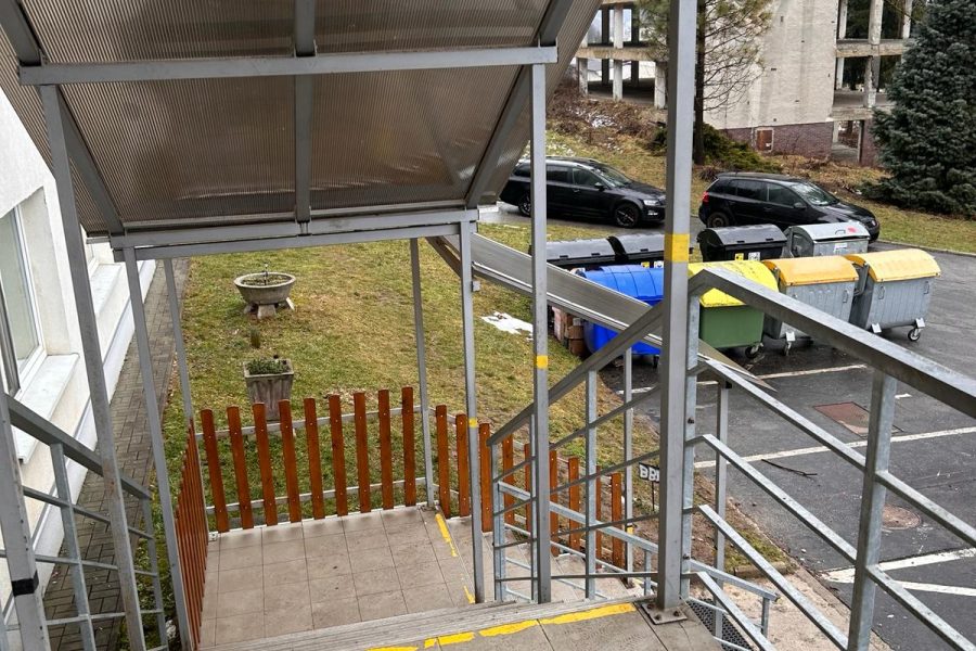 Banská Bystrica, časť Príboj = Prenájom útulného 2 ib (48 m2) s 2 balkónmi a vonkajším parkovaním (voľný od 3/2026)