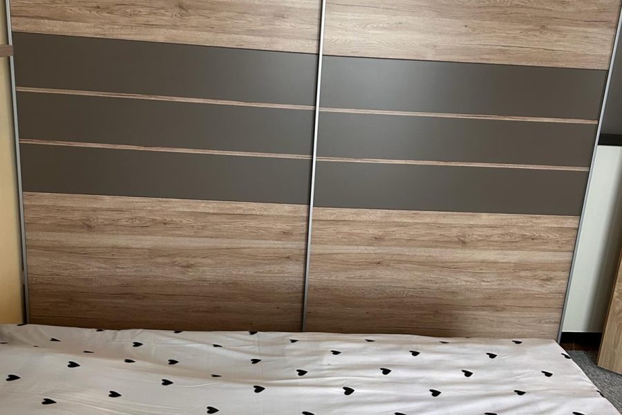 Banská Bystrica, časť Príboj = Prenájom útulného 2 ib (48 m2) s 2 balkónmi a vonkajším parkovaním (voľný od 3/2026)