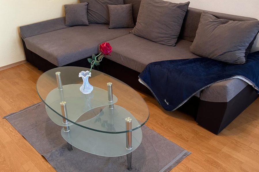 Banská Bystrica, časť Príboj = Prenájom útulného 2 ib (48 m2) s 2 balkónmi a vonkajším parkovaním (voľný od 3/2026)