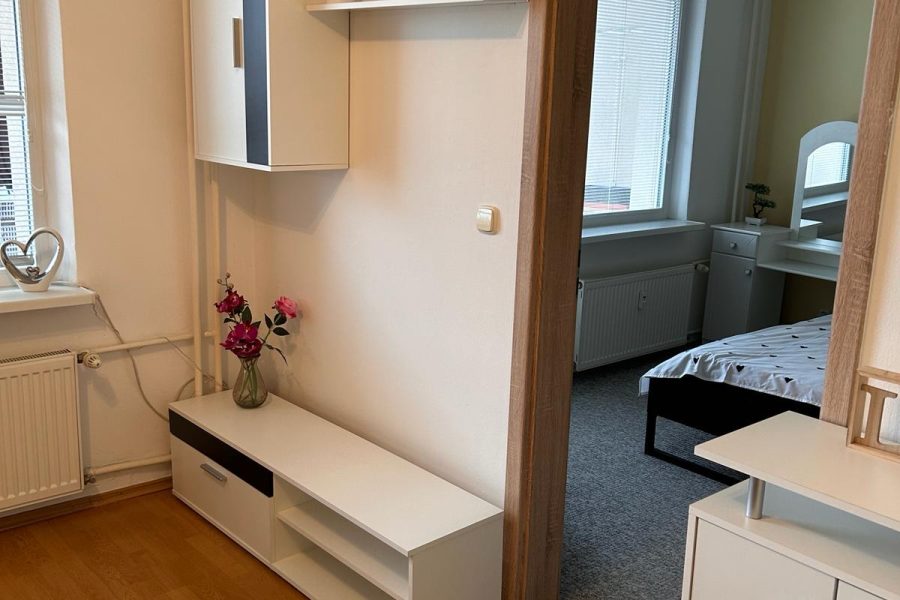 Banská Bystrica, časť Príboj = Prenájom útulného 2 ib (48 m2) s 2 balkónmi a vonkajším parkovaním (voľný od 3/2026)