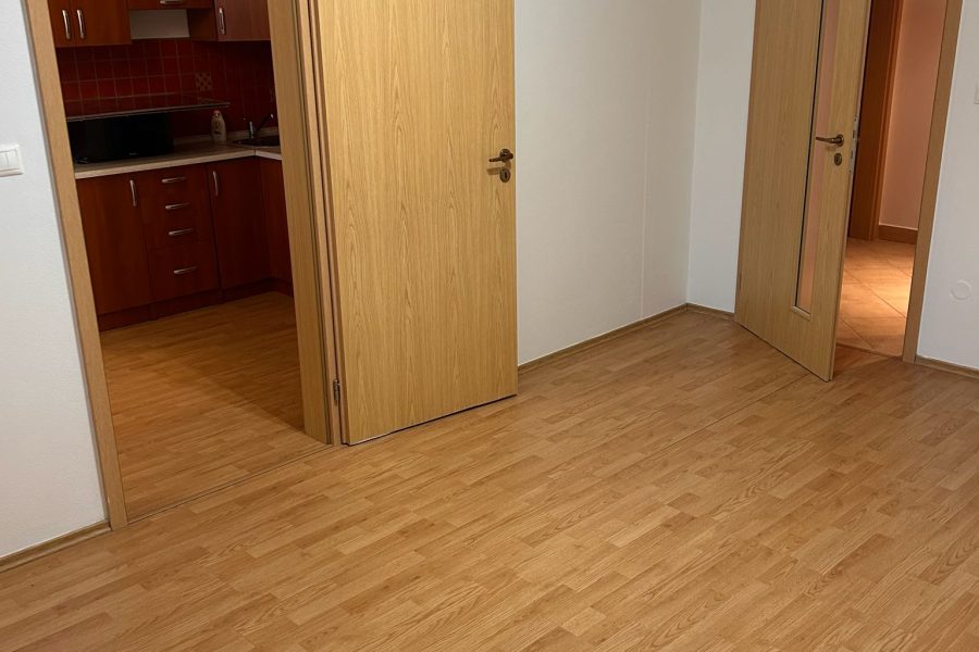 Centrum BB, ulica Bakossova = Predaj 1 ib (43 m2) v novostavbe s kotolňou a murovanou pivnicou (bez parkovacieho miesta)