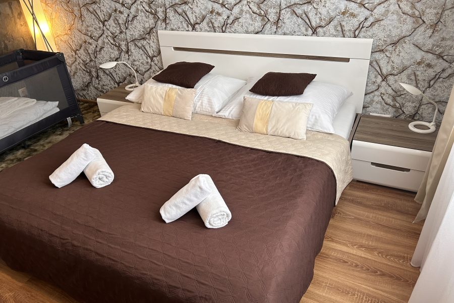 Lokalita Donovaly – Predaj 2 izb. bytu (64 m2) v novostavbe na svahu s balkónom, pivnicou, garážovým parkovaním a infra-saunou