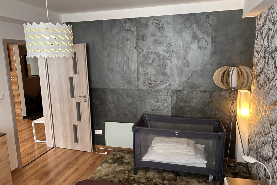 Lokalita Donovaly – Predaj 2 izb. bytu (64 m2) v novostavbe na svahu s balkónom, pivnicou, garážovým parkovaním a infra-saunou