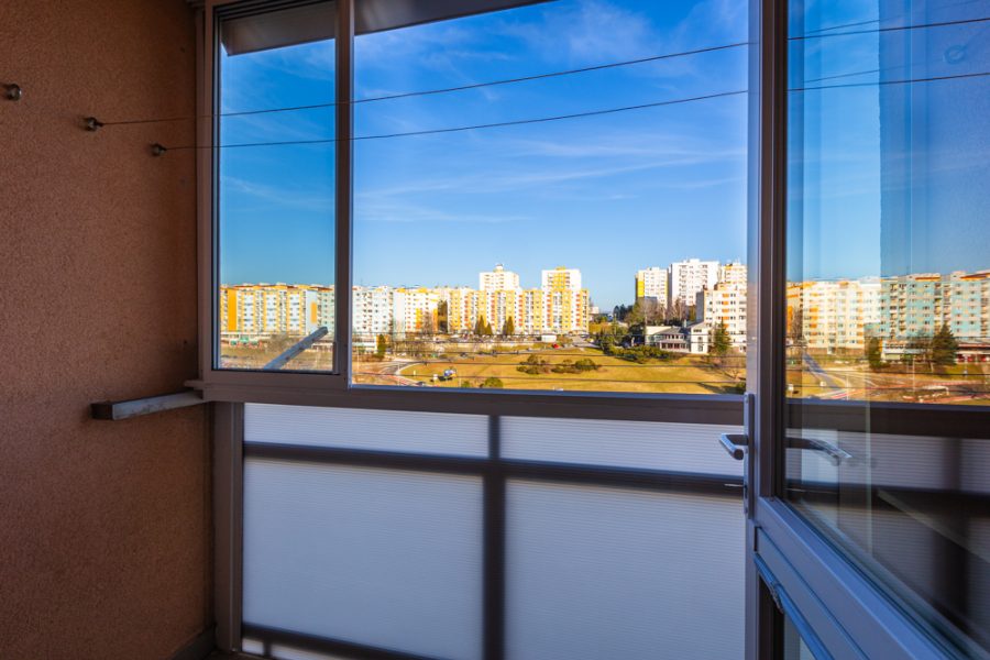 Lokalita Sásová – Prenájom 3 izb. bytu (70 m2) po komplentej rekonštrukcii s balkónom a pohodlným parkovaním, Banská Bystrica