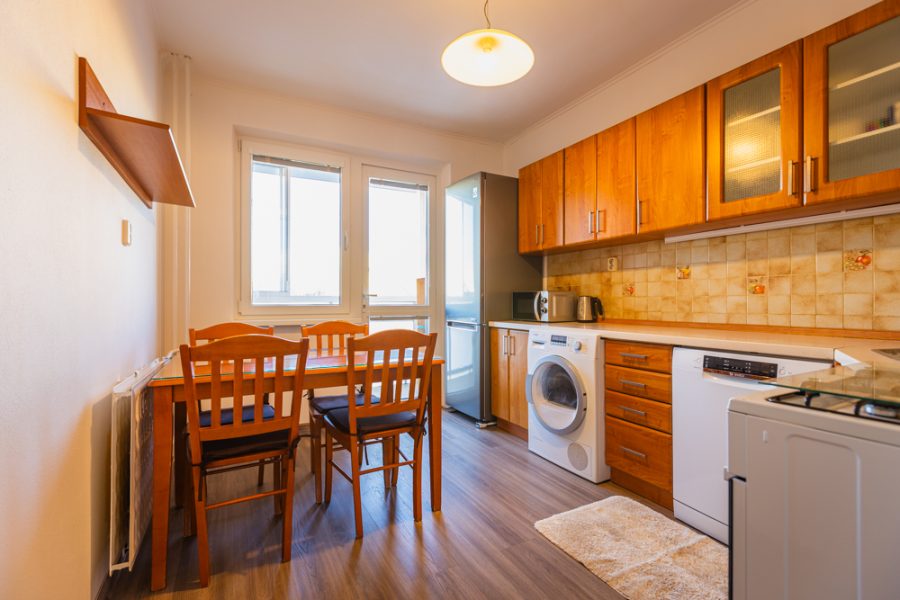 Lokalita Sásová – Prenájom 3 izb. bytu (70 m2) po komplentej rekonštrukcii s balkónom a pohodlným parkovaním, Banská Bystrica