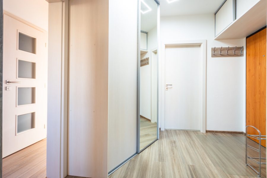 Lokalita Sásová – Prenájom 3 izb. bytu (70 m2) po komplentej rekonštrukcii s balkónom a pohodlným parkovaním, Banská Bystrica