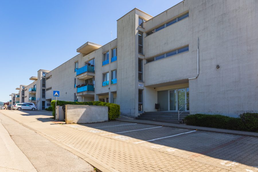 Lokalita Kačica – Prenájom slnečného 2 izb. bytu (75,77 m2) v novostavbe s pivnicou, balkónom a 2x parkovacím miestom, ulica J. A. Komenského